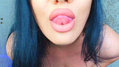 Plump Lips & Deep Cleavage 🔥