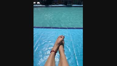 Feets on pool