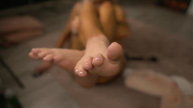 Pegging instructions with sissy and toes