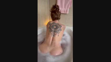 Bathtub Twerk and Spreaddd