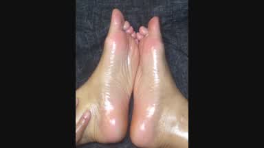 Oily feet 🦶🏽