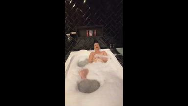 Gozando gostoso na banheira 😋😋