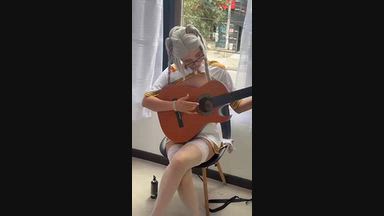 hii i´m sofii follow me ✨ — PLAYING A NICE SONG🎸🥵