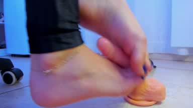 👣
