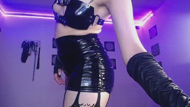 Teasing the queen with her ass