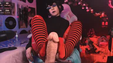Mavis Dracula footjob
