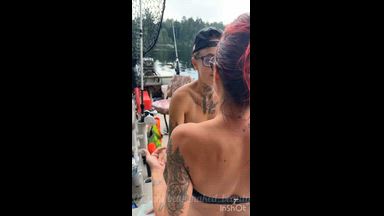 Two Lesbians 1 boat = squirt show
