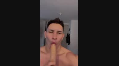 soy tan feliz metiéndome todo el dildo en mi boca