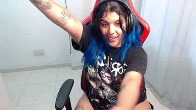 GAMER GIRL MASTURBATES IN FRONT OF THE CAMERA WHIL