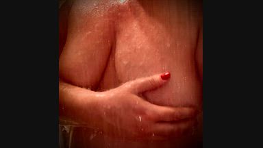 Boobs in shower 🍒🚿🧼