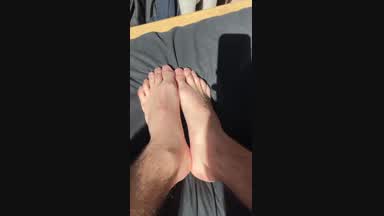 feet close