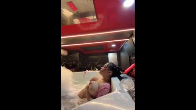 Sexy baño en jacuzzi - Andrea Martinez
