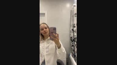 I'm trying to pose in my bathroom :D
