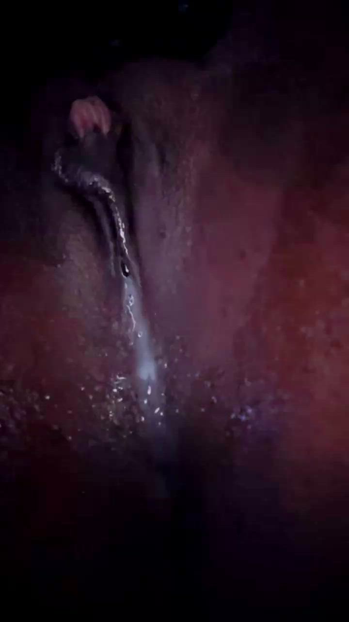 Cum drooling down from my cunt to ass