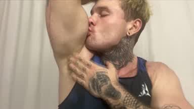 Worship my biceps and armpits!