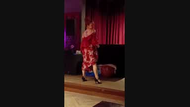 BURLESQUE TEASE WITH FANS