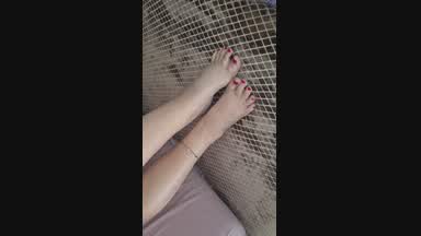 red toes