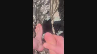 Naked big foot and cum shot on to socks
