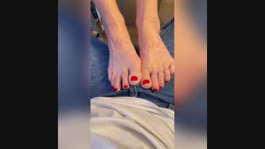 MILF gives FOOT JOB with CUM SHOT