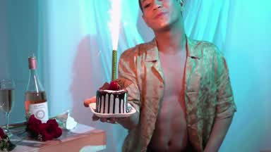 🎂🔥 It’s my birthday… come make me moan.