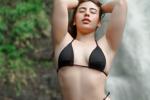 Let's have a sexy shower in the river