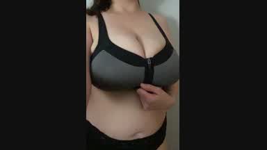 Bouncing boobies 🍈