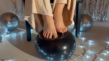 FEET VS LATEX GLOBE