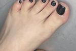 black toenail polish