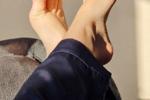 My feet with matte pink toenails - Lina