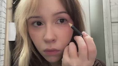 I paint my eyes