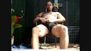 Pig Pissing On himself in courtyard.wmv