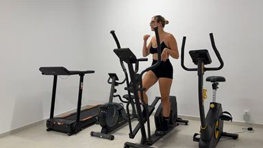 zoeythepinkmask โ Naked boobs in the gym๐