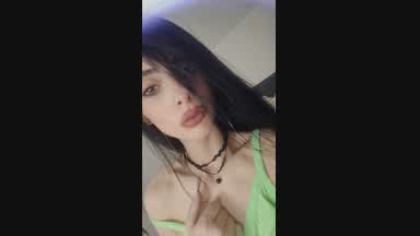 Green 💚 top , black 🖤 hair