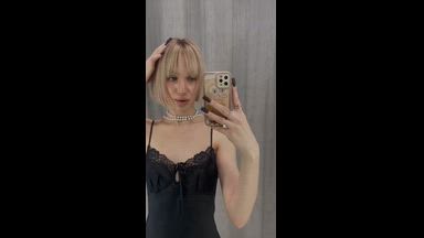Hot show in the fitting room ^^