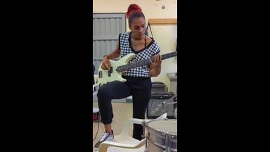 In the bass 🎸_  "Amarrame - Mon Laferte"