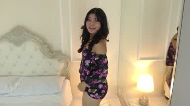 This horny woman seduces to fuck herself