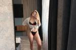 hot girl in hot lingerie ><