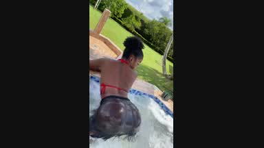 Shake the ass in the pool