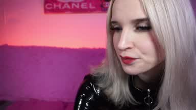 Herrin Sophia verwöhnt ihre Sexsklavin Stella gekn