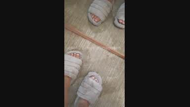 Smelly fluffy slippers ( ͡๑ ͜ʖ ͡๑)