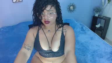 PLAYING WITH ME WET PUSSY!