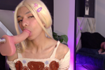 Imagine me sucking your cock like this 😈💋